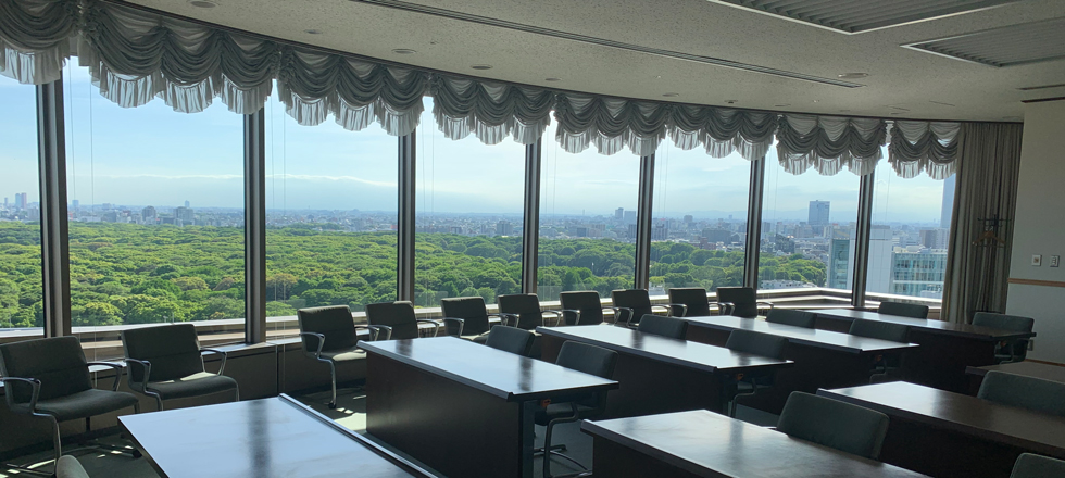 緑の明治神宮の社や高層ビル群を望む最高の眺望でWeb会議が可能
