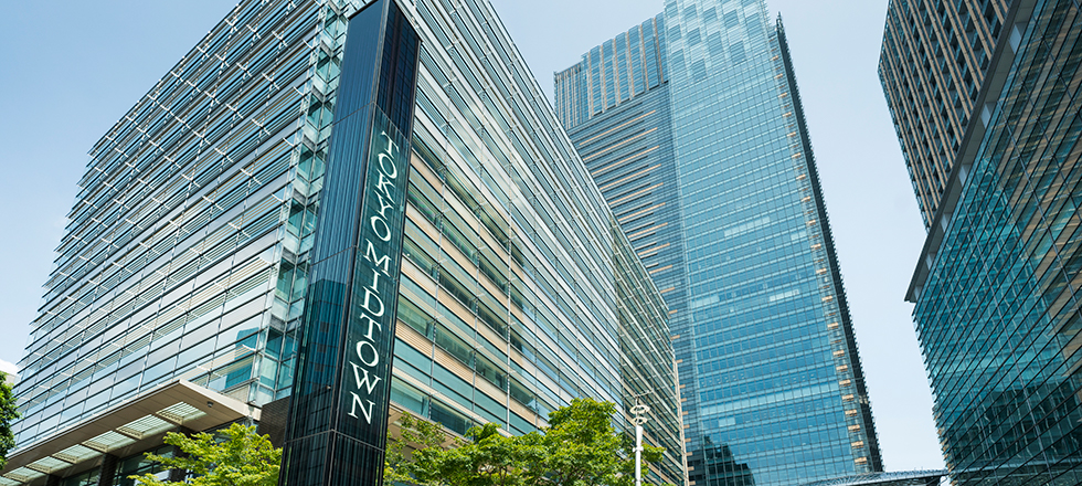東京ミッドタウンは地下鉄六本木駅から直結でアクセス良好。ホテルや商業施設にも隣接した利便性の高い会場です。