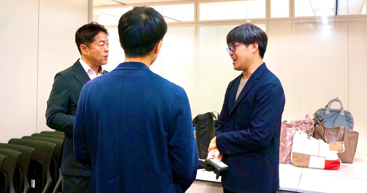 懇親会で会話を楽しんでいる様子