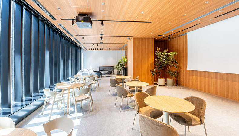 STUDIO & LOUNGE
