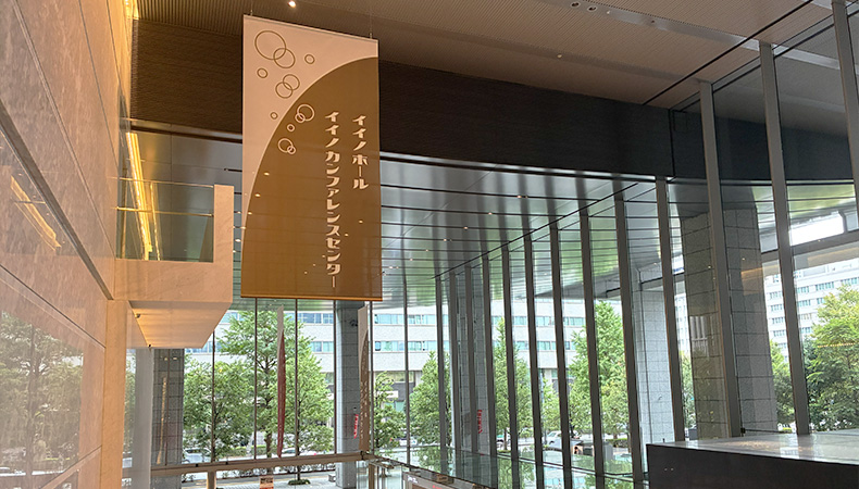 フラッグを使った広告演出も
