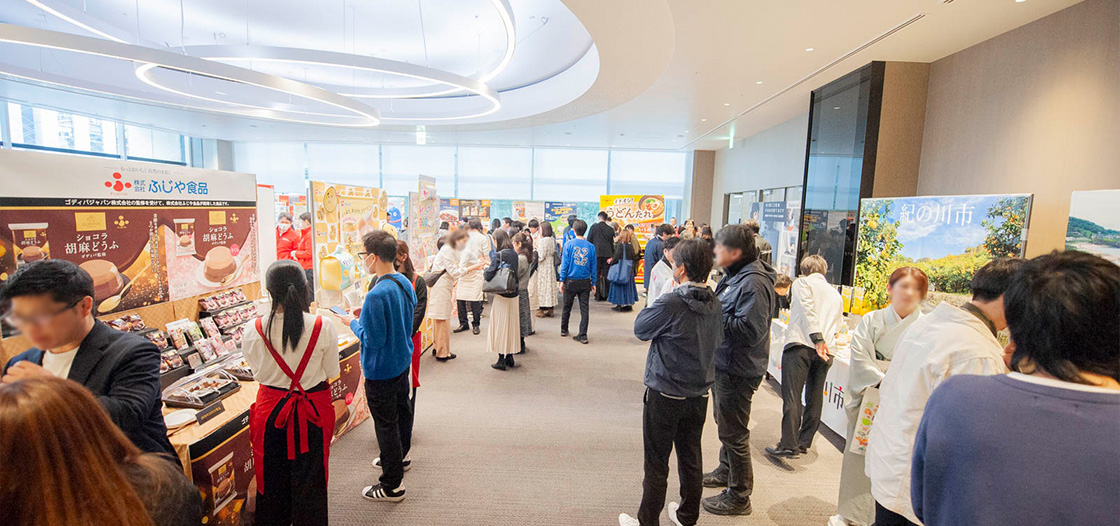 ガラス張りのホワイエに広がる、にぎやかな試食ブース