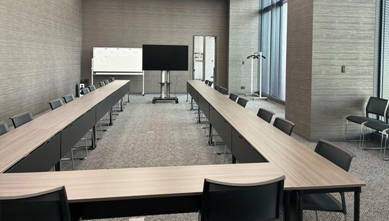 自然光が差し込む、小中規模会議室も充実