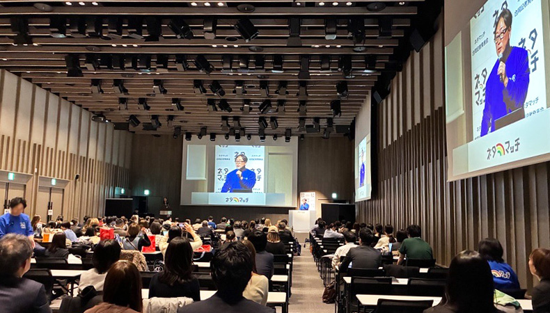 高い天井と充実設備が生む、余裕のあるホール空間