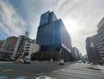 JR五反田駅西口より徒歩5分の立地に2024年5月オープンのイベントホールと会議室です。
駅からもバッチリ見える位置に建っています。