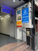 丸亀製麵様の横にビルの入り口がございます。
