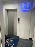 入り口奥にエレベーターがございます。各会場へのご案内はこちらに掲示しております。