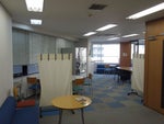 LMJ東京研修センターのご利用者であればどなたでも、お使い頂ける共用の休憩場所『フリースペース』です。朝やお昼休憩など、ゆったりとした空間でお寛ぎの時間をお過ごしください。（隣接会議室がございますので、声の大きさにはお気をつけくださいませ。）