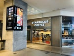 ビル内にはスタバ、屋外にオープンスペースもあり環境は抜群。
