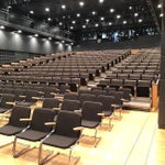 丸ビルホール　映像・音響・照明設備を備えた400㎡の
スペースは、イメージを重視する映画や記者発表会場に
最適。