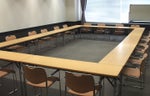 ５号会議室。収容人数スクール/口の字形式で20～30席。