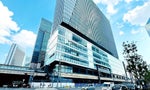 JR大阪駅西口の改札から、雨の日でも濡れずに「イノゲート大阪ビル」へ直結アクセスが可能です。改札を出てすぐ、スムーズに会場までたどり着けるのが大きな魅力。

案内サインが分かりやすく設置されているため、JR西口から出れば迷わず目的地へ。「初めて来る方でも安心」と好評のアクセス環境です。