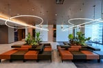 ゆったりとした広さと洗練されたデザインが印象的なロビーは、ご来場の皆さまをやさしくお迎えする上質な共有スペース。イベント当日はもちろん、準備の段階からカンファレンス運営のプロである常駐のコーディネーターが丁寧にサポートいたします。

お客様の第一印象を決める大切な場所として、受付やご案内はもちろん、ゲスト同士の待ち合わせやご歓談の場としても柔軟にご活用いただけます。

安心感と快適さを兼ね備えた空間で、イベントのスムーズなスタートと円滑な運営をしっかりとお手伝いします。