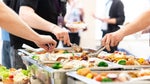貸室内でのパーティー・懇親会場として貸切でご利用いただけます。もちろん会議やセミナー時でも飲食可能となります。