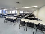 8A会議室は最大150名様まで対応。開閉可能な窓あり。