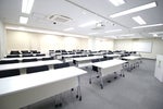 【明るく清潔感のある空間】試験や研修などのフォーマルなシーンはもちろん、懇親会などカジュアルな用途でも安心してご利用いただけます。撮影でのご利用も多数実績あり。