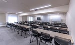 【明るく清潔感のある空間】試験や研修などのビジネスシーンはもちろん、懇親会などカジュアルな用途でも安心してご利用いただけます。撮影でのご利用も多数実績あり。