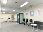 待合スペース
コピー機(白黒A4サイズ/1枚5円)、飲料の自動販売機 (WAON支払可)もございます。