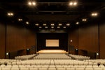 801名収納可能な大ホール