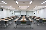 セミナールーム１
６０名収納可能（１席２名掛け）
※テーブル、イスなどの仕様は写真と異なります