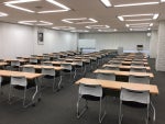 セミナールーム２
５０名収納可能（１席２名掛け）
※テーブル、イスなどの仕様は写真と異なります